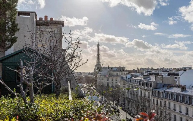 Veeve - Rooftop Views of the Arc de Triomphe