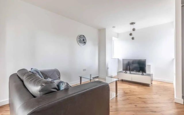 2 Bed/2 Bath & Free Parking - Langley/Heathrow