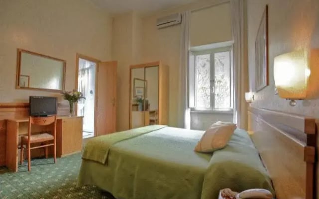 Hotel Embassy