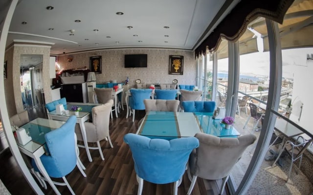Отель Crowned Plus Hotel