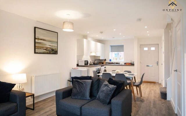 Spacious 3 Bed House with Parking & WiFi
