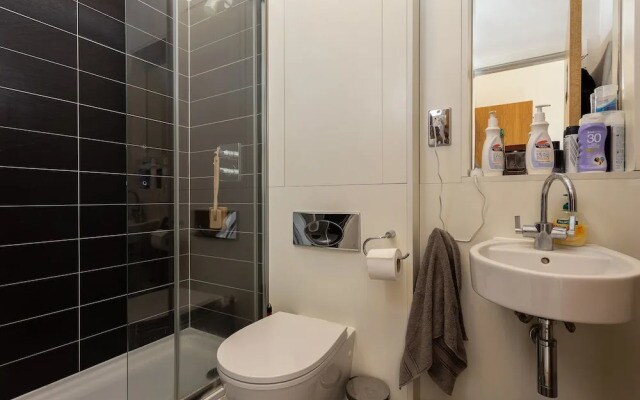 2 Bedroom Apartment in West Hampstead With Balcony