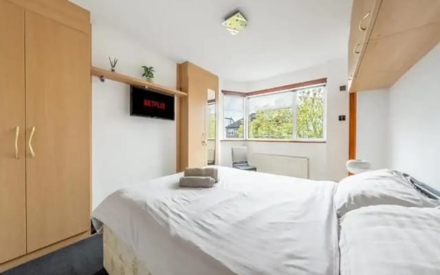 5-bed House - Sleeps 10 - Garden - Parking
