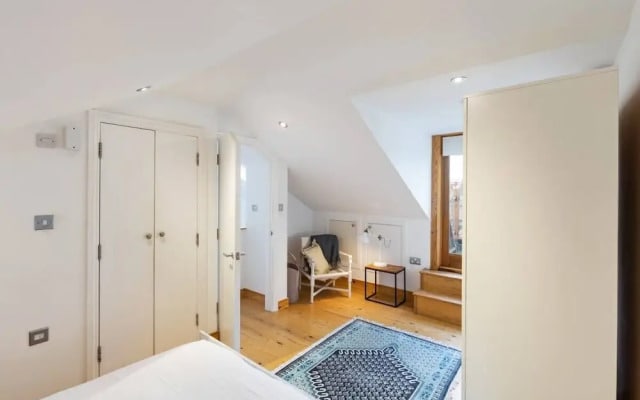 Modern & Cosy Three Bedroom Apartment in Queen's Park