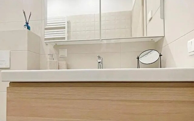 Comfortable 1 BD Old Town Apartment by Hostlovers