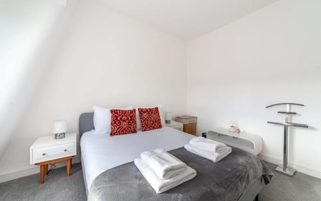 Bright and Spacious Earls Court Gem