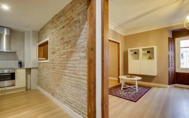 Cosy 3 Bed 2 Bath in Vibrant Eixample, Near Metro