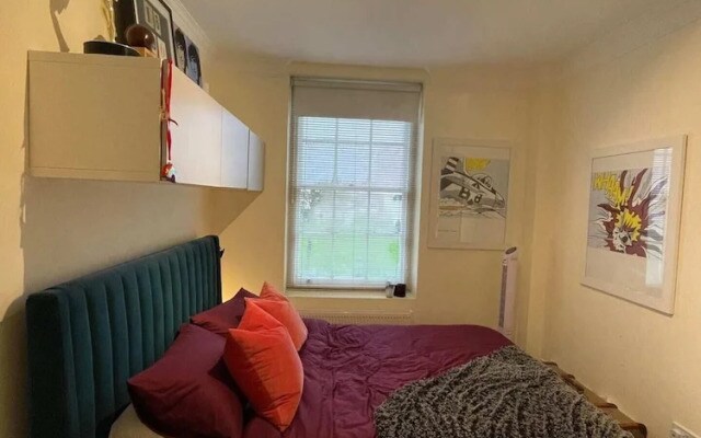 Chic Victorian Flat in Private Estate - Mile End!