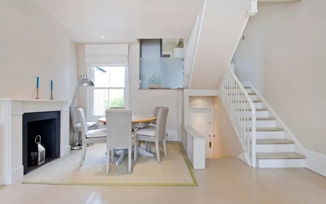 Bright & Spacious 2-bed Apt, 5 Mins From Tube