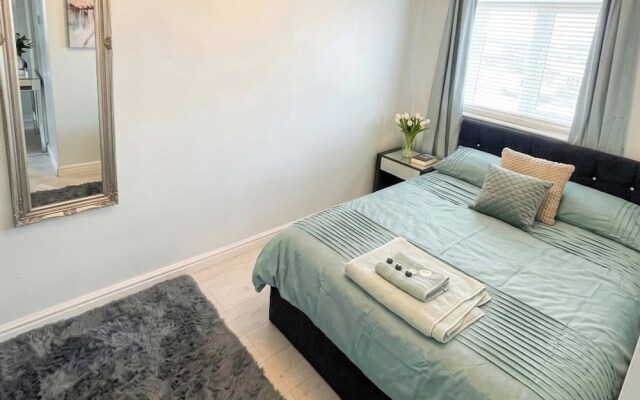 2 Bed House - Sleeps 4 - Parking - Pets - Garden