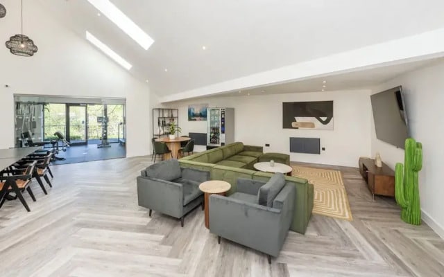 Riverside House by UTDM