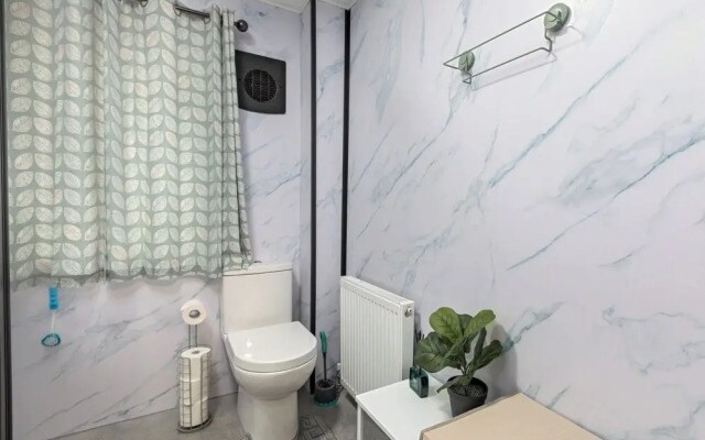 House -sleeps 8, Parking, Suitable for Contractors