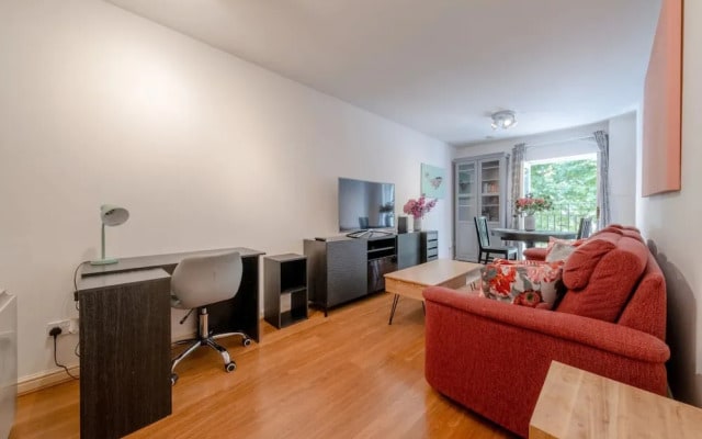 Bright 1 Bedroom Flat in Kensington Olympia