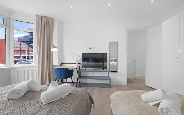 Modern 3 Bedroom, 2 Bathroom Home in Edgware