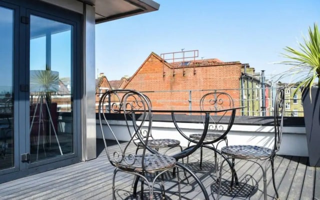 2 Bedroom Penthouse Flat In The Heart Of Balham