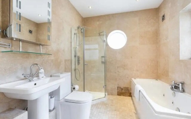 4 Bedroom Flat 4 min Walk From Hammersmith Tube