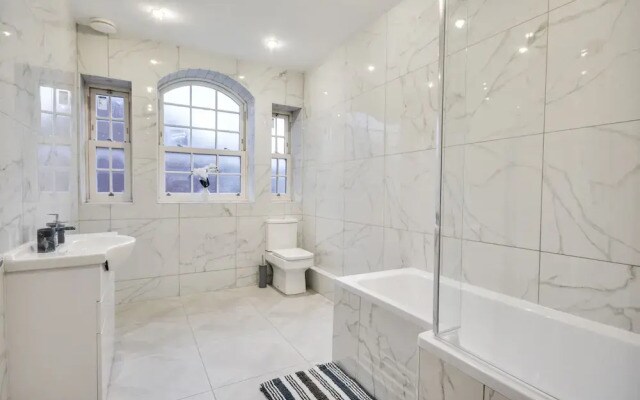 Wigan - Apartment - Sleeps 6 - Parking
