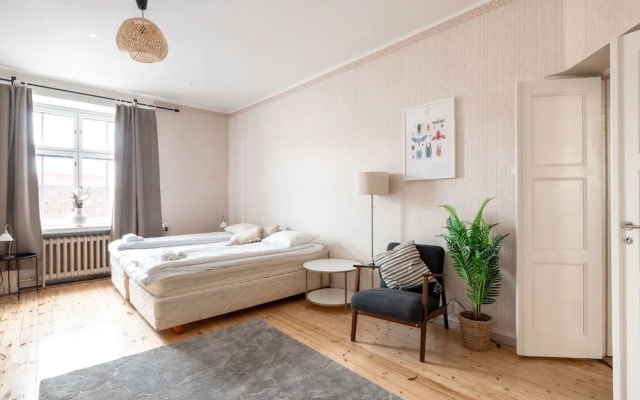 2ndhomes Bright 125m2 4BR Center Apt