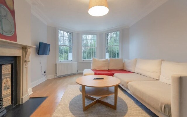 3 Bedroom House With Garden in Brondesbury