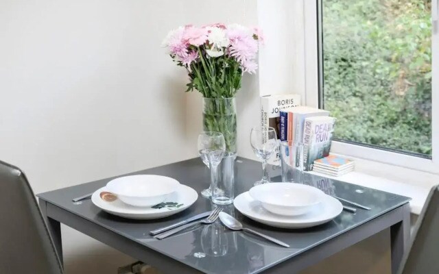 One bedroom central Slough with parking