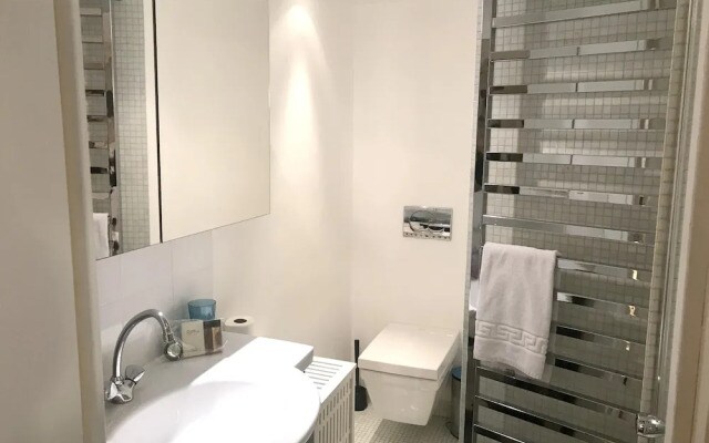 Apartment with One Bedroom in Paris, with Wifi