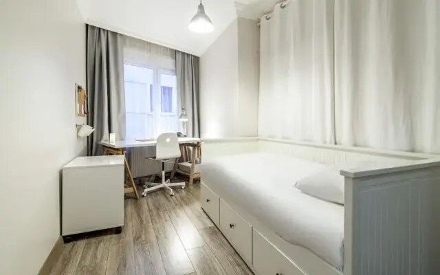 Vibrant and Central Flat with Balcony in Maltepe