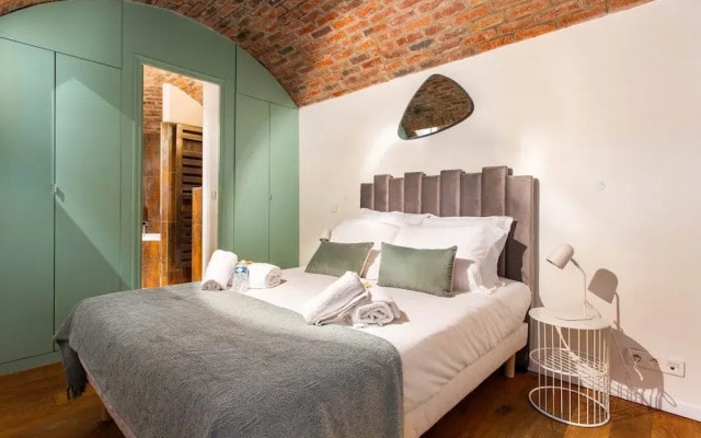 Bright Triplex - 4br/10p - Moulin Rouge