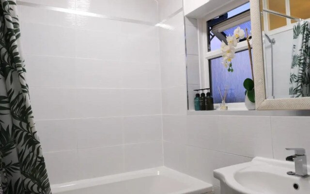 Northway House - Close to M62 and M6