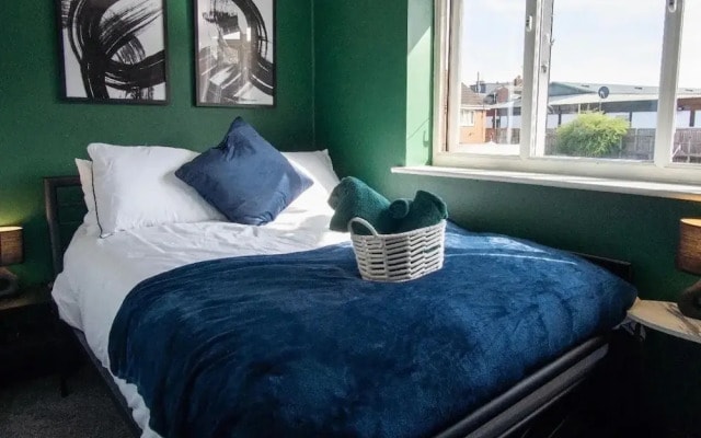 2-bed - Sleeps 4 - Pet Friendly & Free Parking