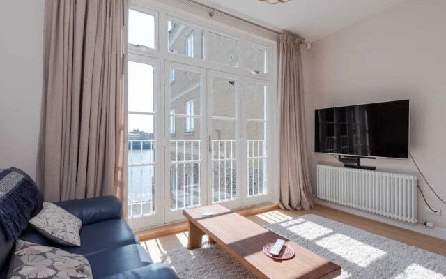 Large riverside 4BR apartment near Canary Wharf