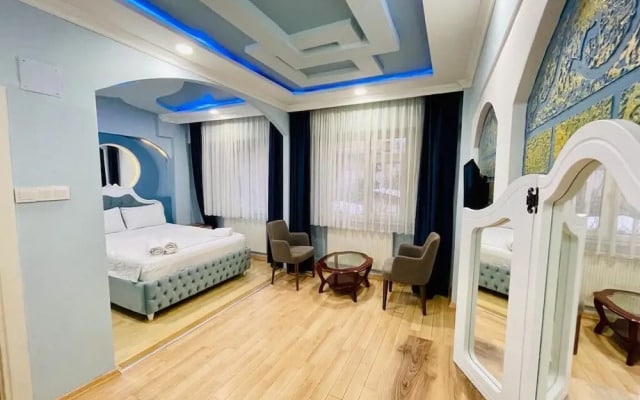 Cemre Suit