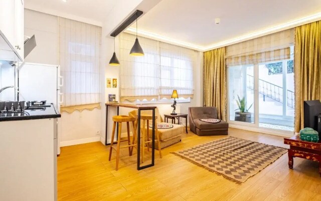Central Flat With Backyard in Besiktas
