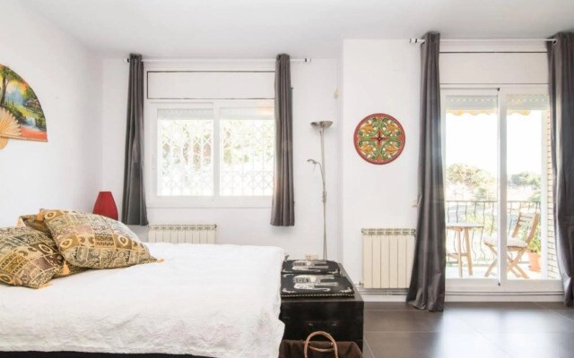 Sunny Apartment 3 Blocks to the Beach