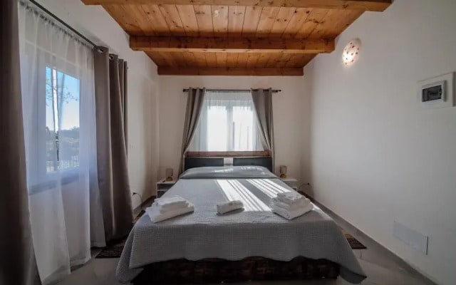 Casale in legno nella natura laziale
