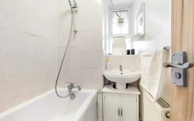 Central & Cosy 2BD Flat Near Canary Wharf
