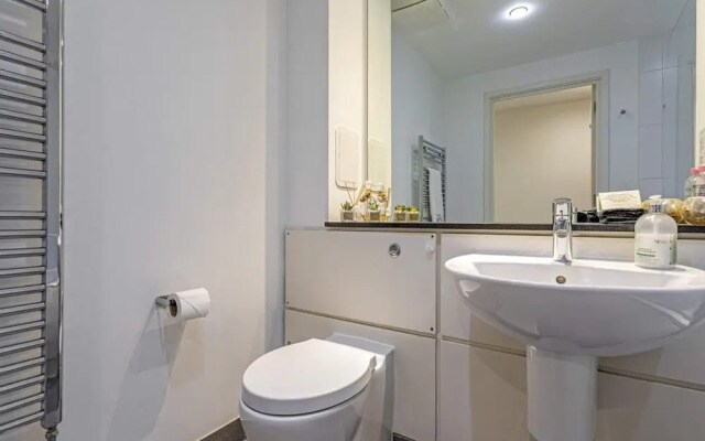 Bright 1 Bedroom Apartment Near London Bridge With Balcony