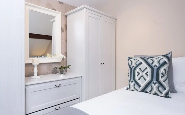Stylish and Quirky 2BR Maisonette in Fulham