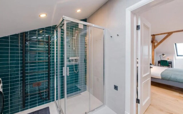 Big Design Apt - Sleeps 12 - Best Location