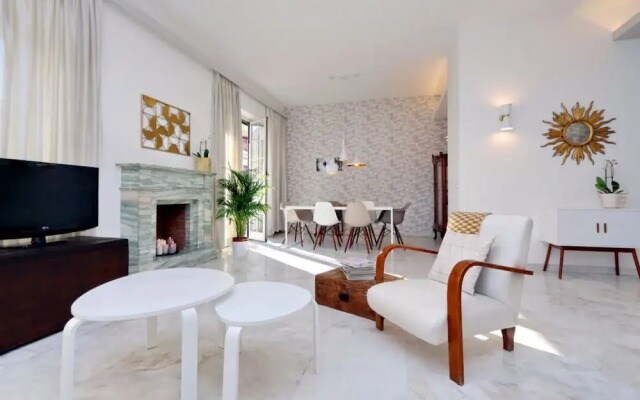 Elegant flat for 8 near Colosseum