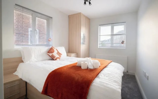 D'luxe 5-bed House - Sleeps 12 & Private Parking