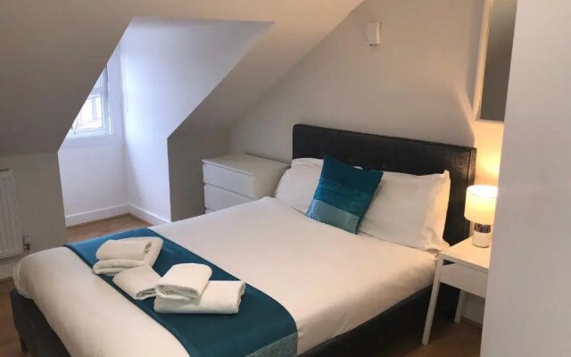 Town Centre Apartment with FREE Parking