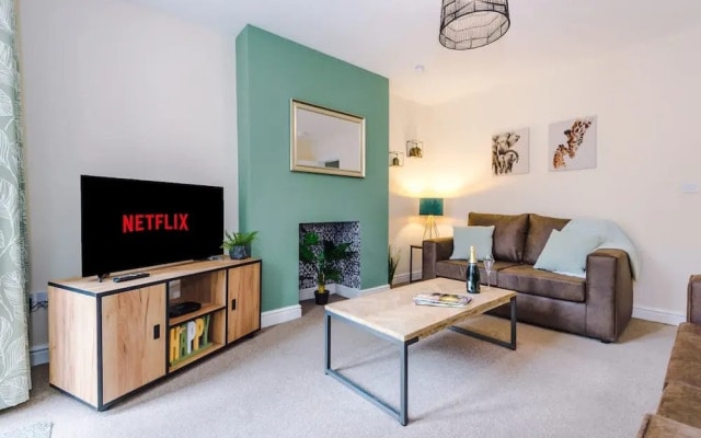Modern Apartment Perfect for Business Sleeps 4