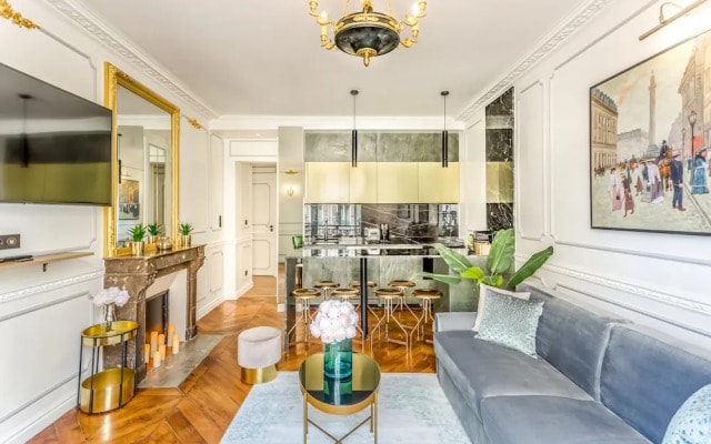 Luxury 2 bedroom 2.5 bathroom Louvre