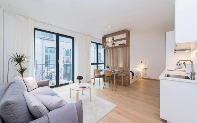 Newly Built, w-Balcony, easy Self check in, by Cohost