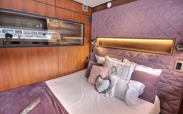 VIP Paris Yacht Hotel