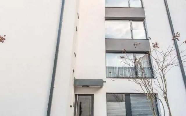 Quiet & new apartment near city center with garage
