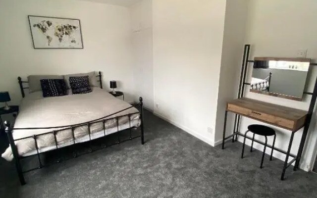 Spacious & Modern 3 Bed House