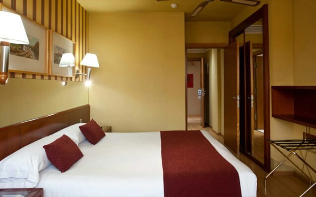 Отель Ilunion Les Corts Spa