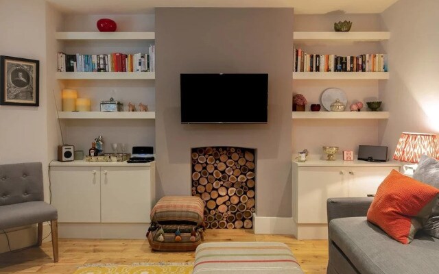 Beautiful 1BR Home in Chelsea - 3 Guests!