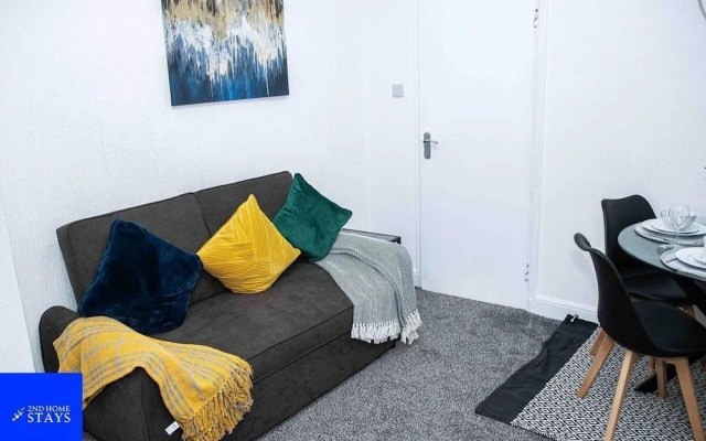 Stoke House Sleeps 5 With Garden and Parking